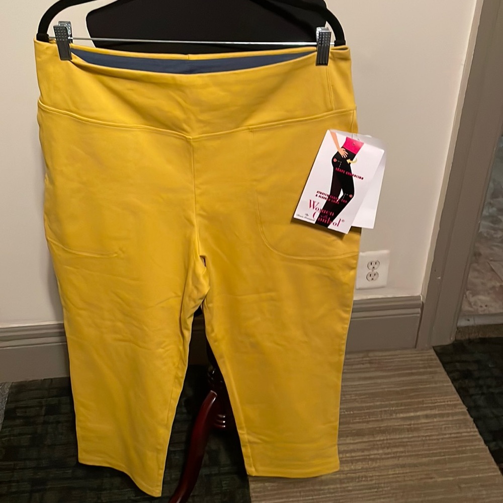 NWT women with control shaper Jegging Capri wicking technology